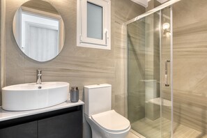 Dusche, Haartrockner, Handtücher, Toilettenpapier