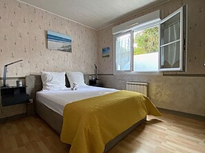 3 bedrooms, iron/ironing board, travel cot, free WiFi