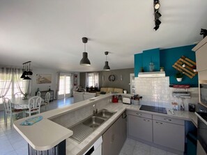 Kühlschrank, Mikrowelle, Herdplatte, Geschirrspüler