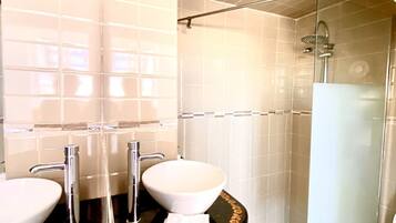 Dusj, hårføner, håndklær og såpe