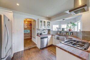 Réfrigérateur, micro-ondes, plaque de cuisson, lave-vaisselle