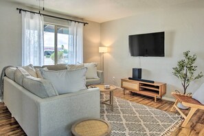 Una televisión, una mesa de tenis de mesa