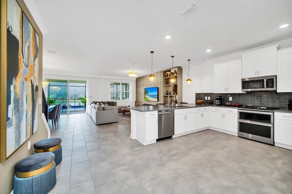 Microondas, horno, lavavajillas y cafetera y tetera