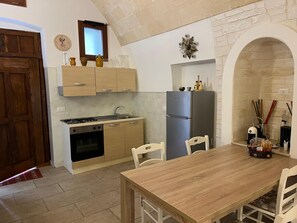 Business Apartment, Air conditioning, Ground Floor | Private kitchen | Fridge, oven, stovetop, cookware/dishes/utensils - SUITE DI SAN FRANCESCO (Grottaglie)