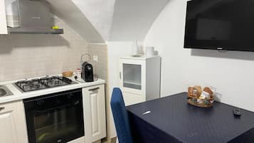 Junior lakosztály | Privát konyha | Hűtőszekrény, sütő, főzőlap és főzőedények/tányérok/evőeszközök