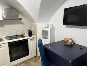Junior Suite | Private kitchen | Fridge, oven, stovetop, cookware/dishes/utensils - SUITE DI SAN FRANCESCO (Grottaglie)