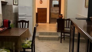A narrow hallway with an archway leading to a bathroom. - SUITE DI SAN FRANCESCO (Grottaglie)