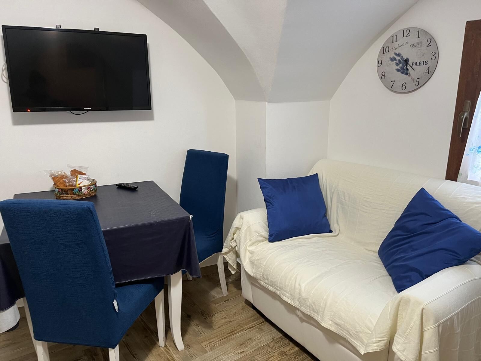 Junior Suite | Living area | Flat-screen TV