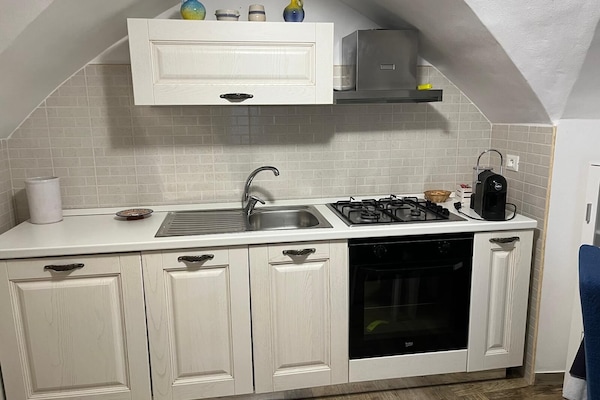 Suite Junior | Cucina privata | Frigorifero, forno, piano cottura, pentole/stoviglie/utensili