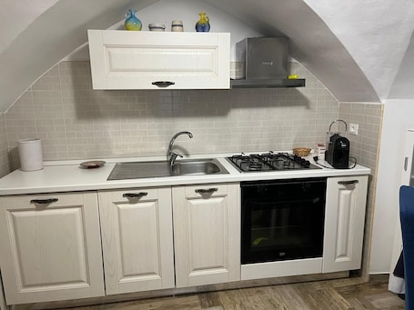 Junior Suite | Private kitchen | Fridge, oven, stovetop, cookware/dishes/utensils