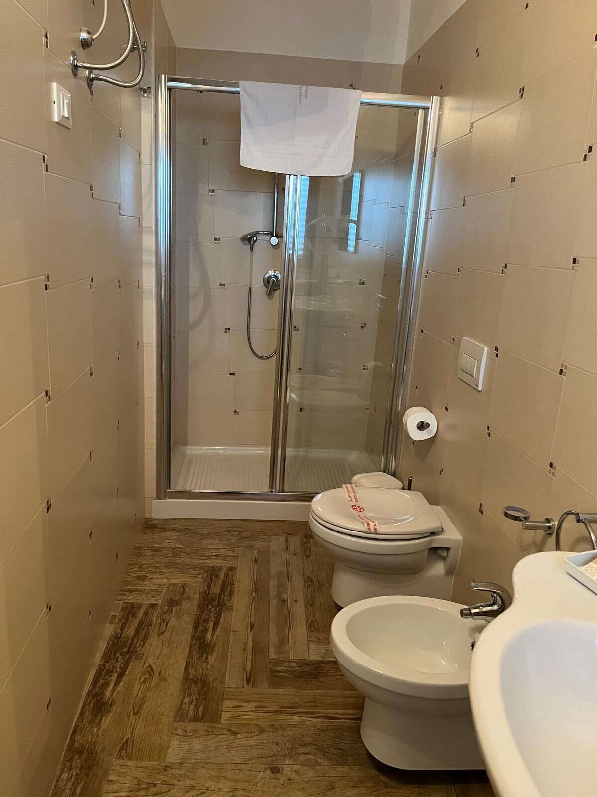 Junior Suite | Bathroom | Free toiletries, hair dryer, slippers