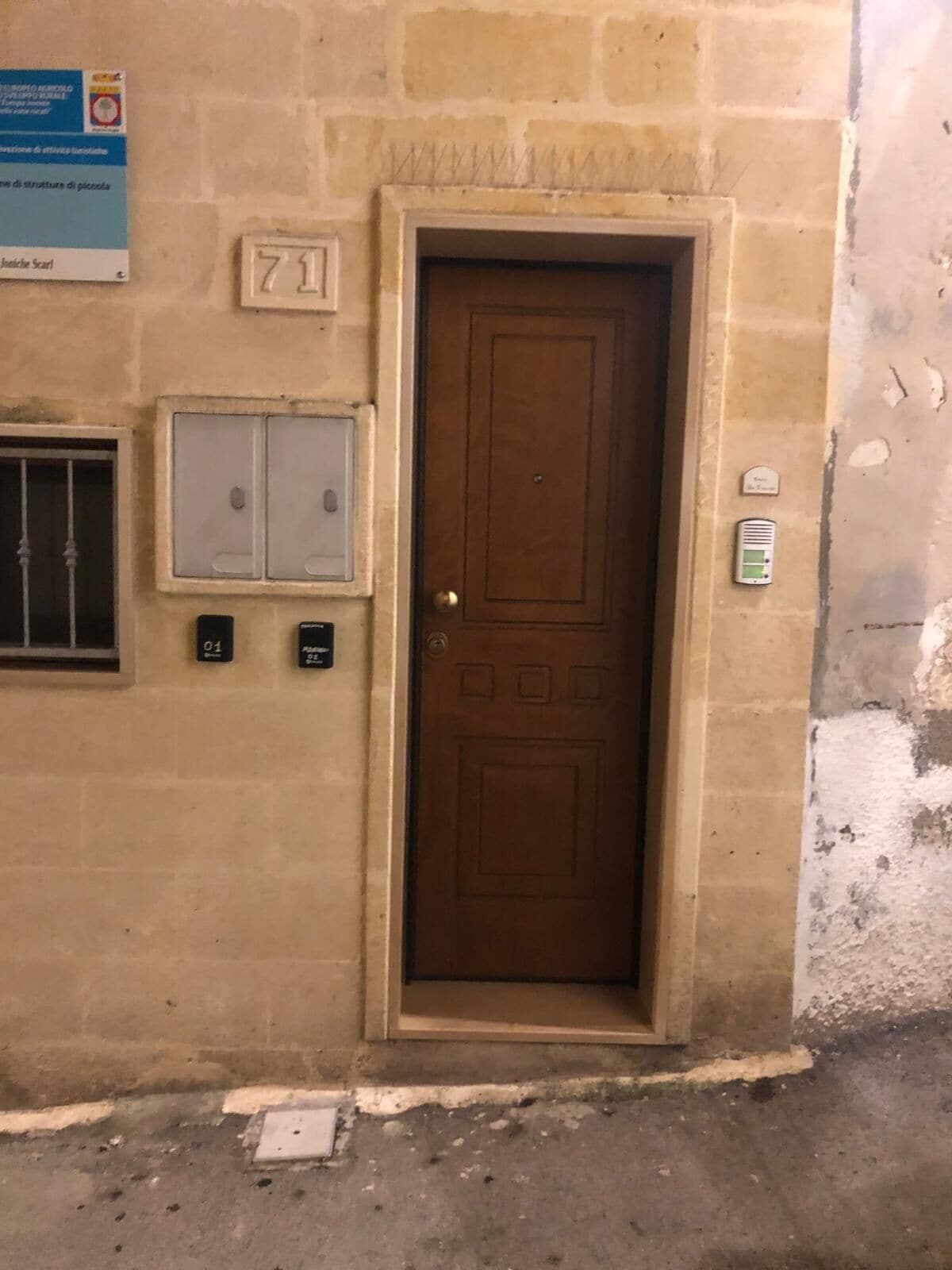 Vista frontal de la propiedad