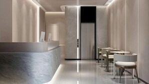 A modern hotel lobby with a reception desk, seating area, and a sleek, minimalist design. - Shanghai Jincheng Hotel (Zhujiajiao Ancient Town) (Shanghai)