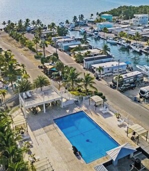 Utomhuspool och uppvärmd pool