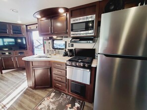 Kylskåp, mikrovågsugn, spishäll och kaffe- och tebryggare