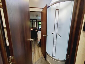 2 sovrum, skrivbord, gratis wi-fi och sängkläder