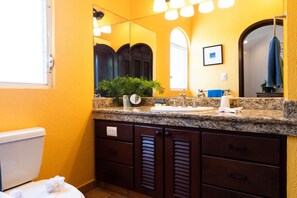 Hair dryer, towels, soap, shampoo - New Listing!! SUPER PRICE 4 Bdrm quiet  villa! 3 Min from the beach!!!  (Playa del Carmen)