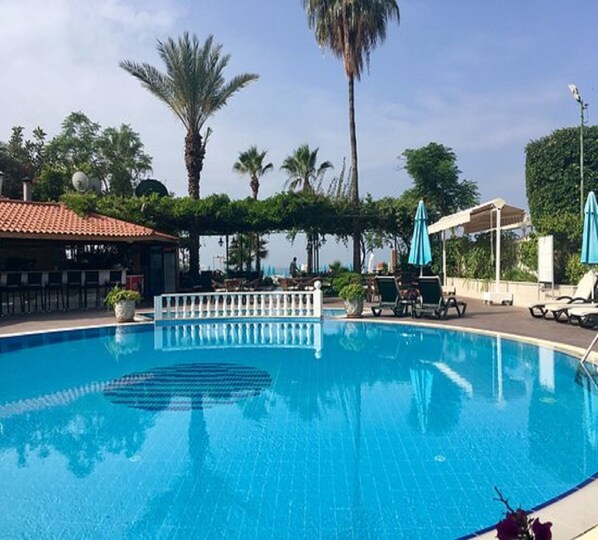 Außenpool (je nach Saison geöffnet), Sonnenschirme, Liegestühle