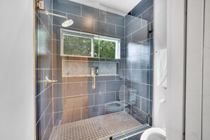 Dusche, Haartrockner, Handtücher, Seife
