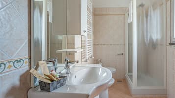 Ducha, secador de pelo, bidet, toallas