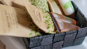 Ducha, secador de pelo, bidet, toallas