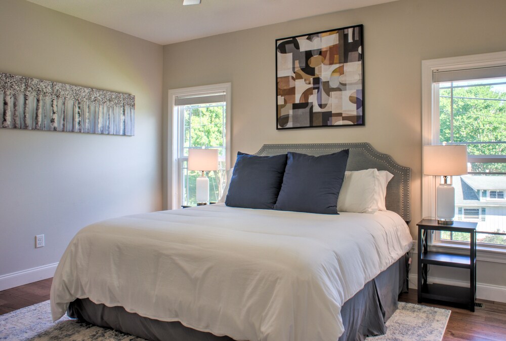 Lake + 4 King Beds + 2.5 Bath +10Min to DT Ashe + Peaceful + Walking
