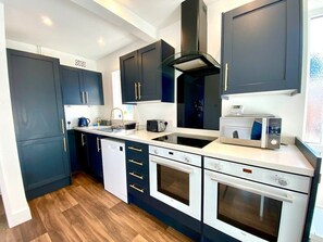 Een vaatwasser, een koffiezetapparaat/waterkoker