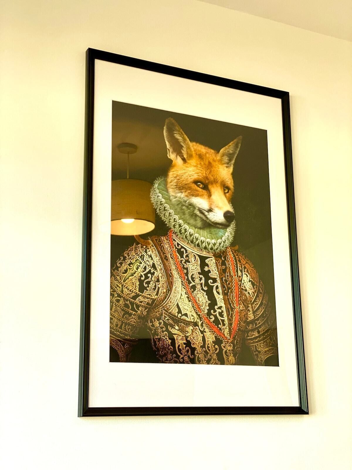 Une œuvre d’art encadrée représentant un renard, vêtu d’un costume élaboré et richement décoré.