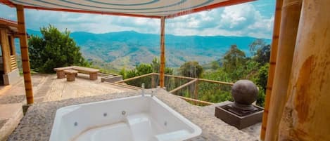 Deluxe Cabin | Jetted tub