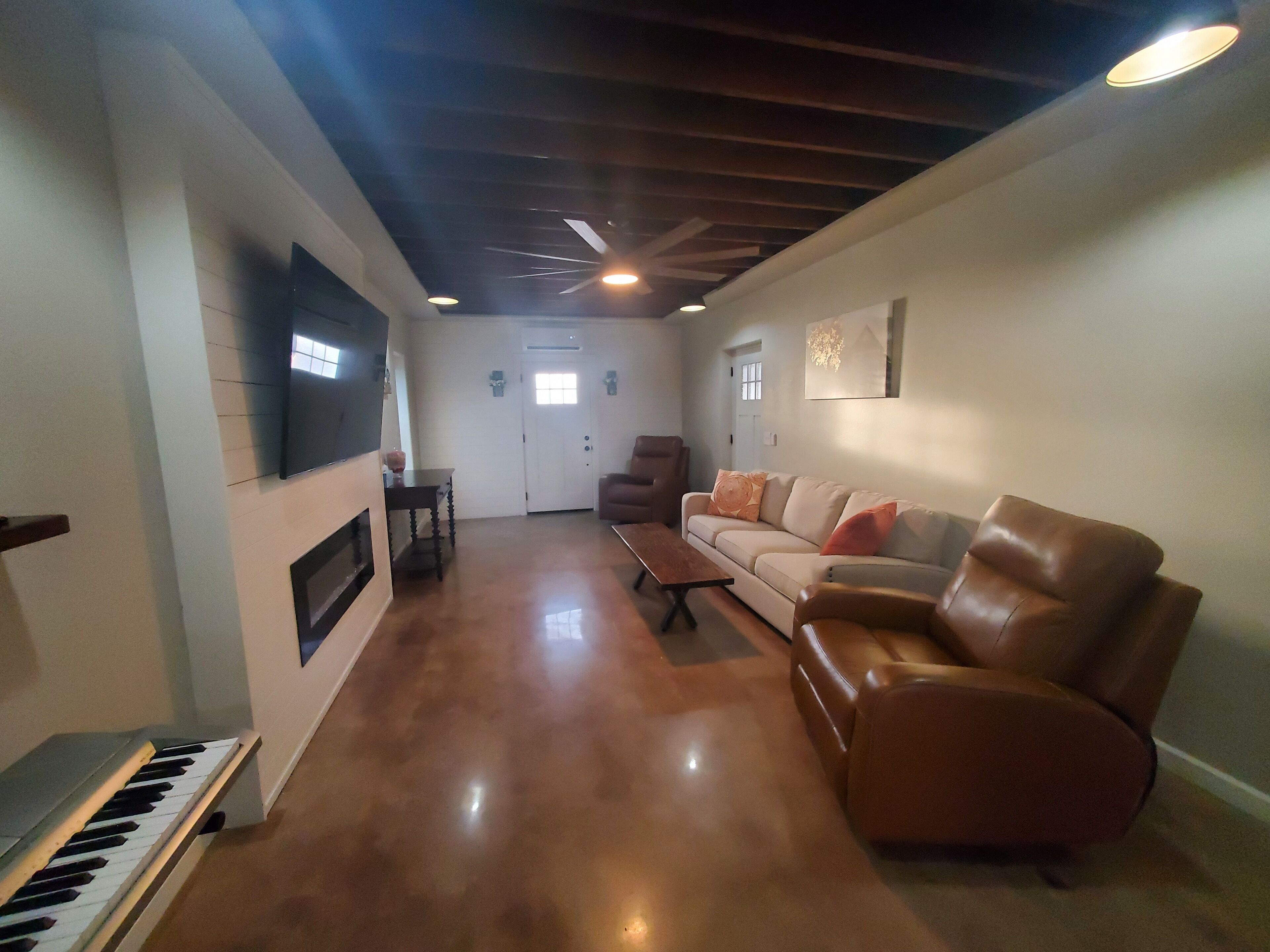 Smart TV, caminetto, libri