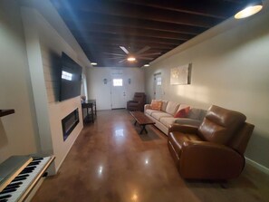 Smart TV, chimenea y libros 