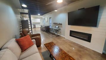 Televisor intel·ligent, llar de foc i llibres