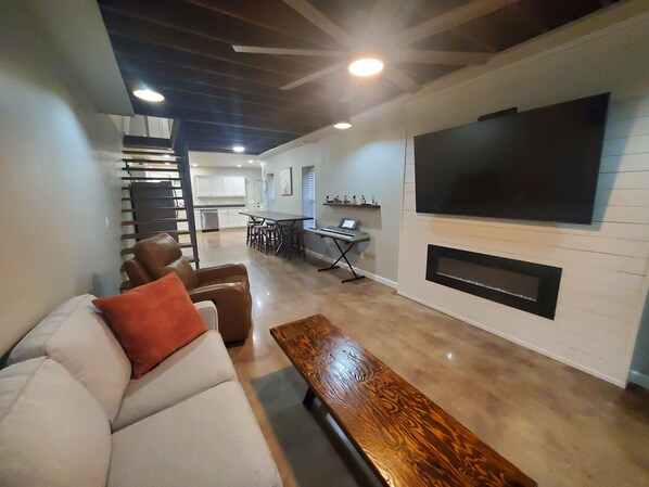 Smart TV, chimenea y libros 