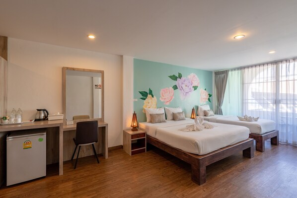 Triple Deluxe Room | Décor unique, ameublement unique, bureau, accès au Wi-Fi (inclus)