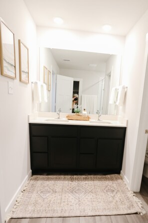 Doccia, asciugacapelli, asciugamani, sapone