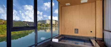 湖滨铂金河景双床房 | 1 多间卧室、遮光窗帘、免费 WiFi、床单