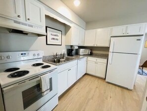 Frigorifero, microonde, forno, piano cottura