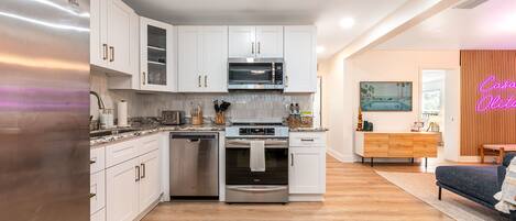 ثلاجة، ميكروويف، فرن، موقد طهي مسطح