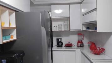 Een koelkast, een oven, een kookplaat, een waterkoker