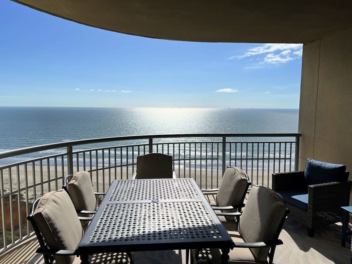 Seaside Luxury - Pools, Ocean & Beachfront Condo!