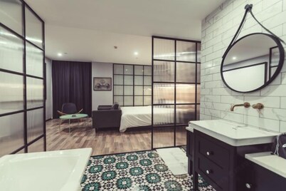 Punk Ballet Ins Hotel