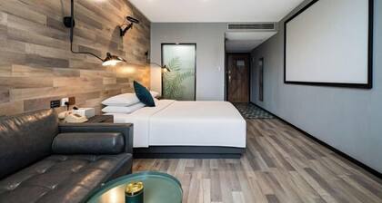 Punk Ballet Ins Hotel