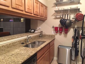 Private kitchen - Filmmaker High-end Luxury/Corporate 1/1 Condo is back, better and available (Austin)