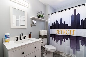 Haartrockner, Handtücher, Seife, Shampoo