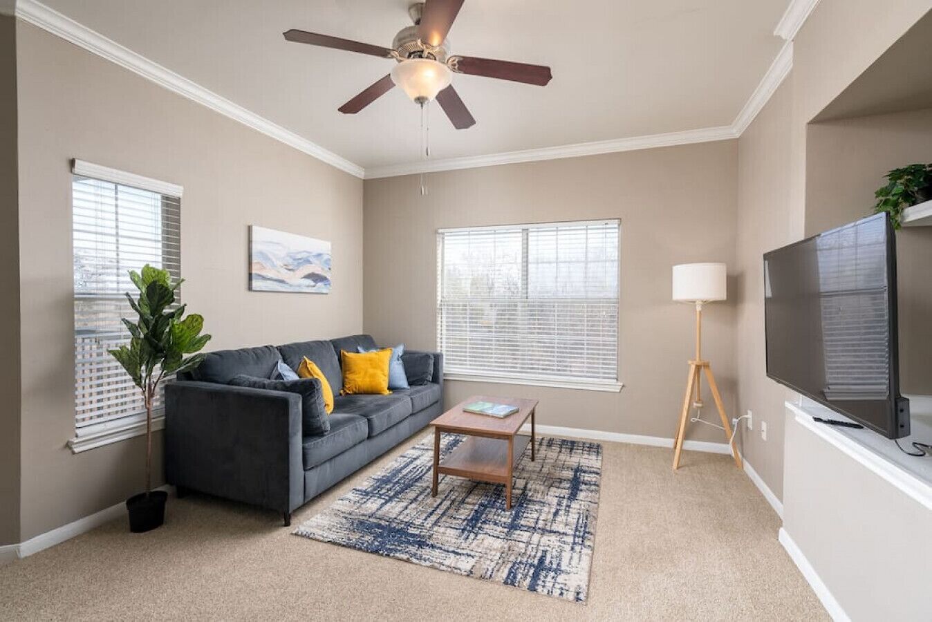 King Bed, Pool, Free Parking, Amazing Amenities