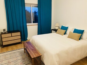 2 bedrooms, WiFi, bed sheets - Peaceful 2 bd with ocean view in Monte Estoril (Estoril)