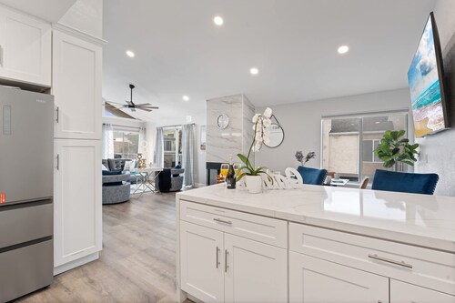 Searenity Suite-Peekaboo Ocean view, Near Beach!