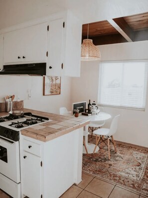 Fridge, microwave, oven, stovetop - Heavenly Escape By The Sea (Ventura)