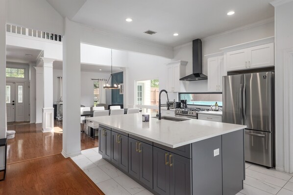 Fridge, microwave, oven, stovetop - Beautiful 4bdr with pool in South Austin (Austin)