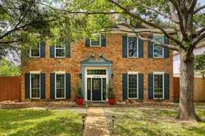 Exterior - Beautiful 4bdr with pool in South Austin (Austin)